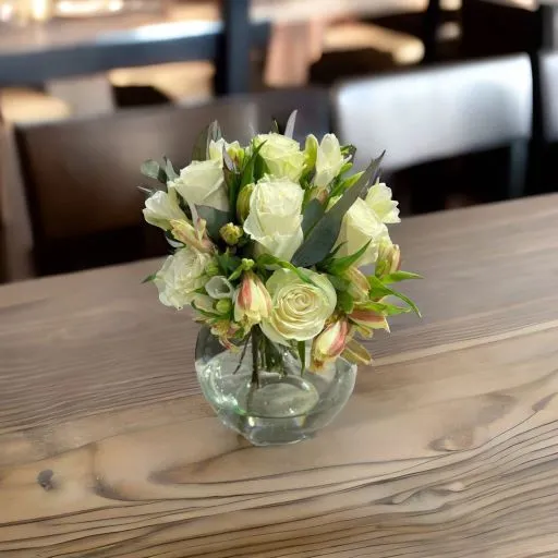 Centro de mesa con flores rosas y astromelias